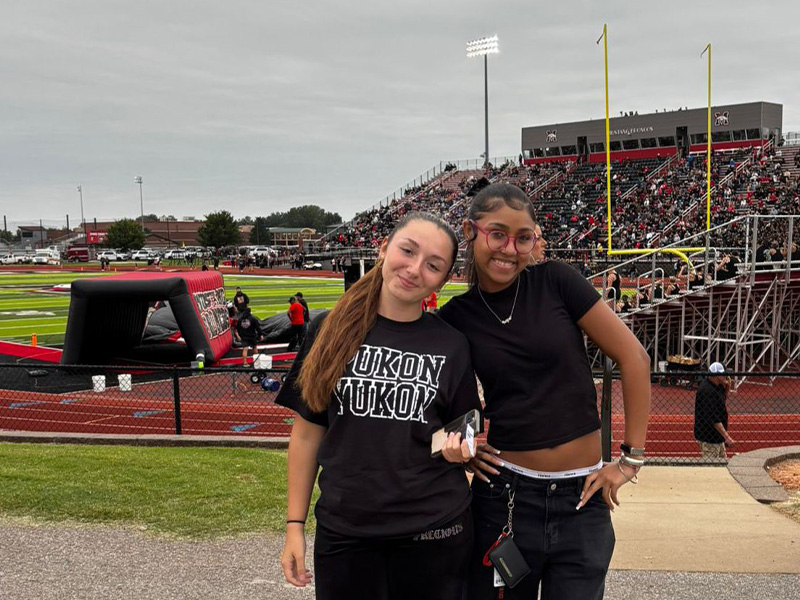 America Il Programma, destinato a studenti dai 14 ai 18 anni, offre la possibilità di vivere la scuola e la vita americana in due modalità uniche:  Host Family: immergiti nella quotidianità di una famiglia locale, pratica la lingua ogni giorno e scopri da vicino le abitudini e la cultura americana. Le famiglie, attentamente selezionate, possono avere figli, essere monoparentali o pensionati, e provengono da diversi contesti culturali, sociali ed etnici. Potrai condividere la stanza con un figlio della famiglia o con un altro studente internazionale, creando legami autentici e amicizie che resteranno per sempre. Boarding School: vivi nel campus insieme ai tuoi coetanei e scopri un mondo di crescita personale e accademica. Qui imparerai a essere indipendente, a gestire le tue scelte e a confrontarti con nuove sfide, tutto in un ambiente multiculturale e stimolante. Le attività extracurriculari, le risorse educative e la comunità che ti accoglie ti aiuteranno a crescere, divertirti e prepararti al futuro con sicurezza e curiosità.  Scopri le scuole che ti aspettano negli Stati Uniti: dalla vivace California (Anaheim Union School District), all’avventura nell’Idaho (Bonneville School District), al clima caldo e soleggiato dell’Arizona (Mesa Public Schools), fino al fascino naturale del Maine (Mt. Blue Regional School District e Fryeburg Academy). Il programma accademico può durare da 4, 8 o 12 settimane e ti permette di immergerti completamente nella vita scolastica americana. Le date di partenza variano: in alcune scuole puoi scegliere il periodo più adatto a te, mentre in altre coincide con l’inizio del trimestre (chiamato quarter), per vivere un’esperienza scolastica completa e strutturata. Studio e sistema scolastico negli USA:  La High School americana copre gli anni dal 9th al 12th Grade, generalmente dai 14 ai 18 anni, ed è suddivisa così:  9th Grade – Freshman (14-15 anni) 10th Grade – Sophomore (15-16 anni) 11th Grade – Junior (16-17 anni) 12th Grade – Senior (17-18 anni) Ogni anno gli studenti seguono un programma accademico completo, con due o più materie principali (core subjects) e una selezione di materie opzionali (electives) tra arte, musica, teatro, tecnologia, lingue straniere, giornalismo, informatica, economia domestica e altro. La scuola americana prevede anche la partecipazione a attività extracurriculari, come sport, club e volontariato.